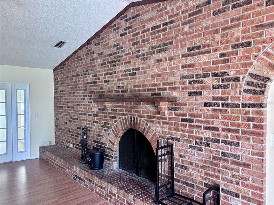 For Rent: $2,200 (3 beds, 2 baths, 1864 Square Feet)