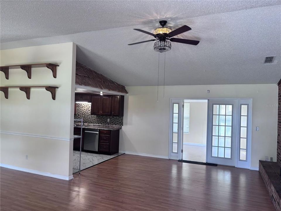 For Rent: $2,200 (3 beds, 2 baths, 1864 Square Feet)