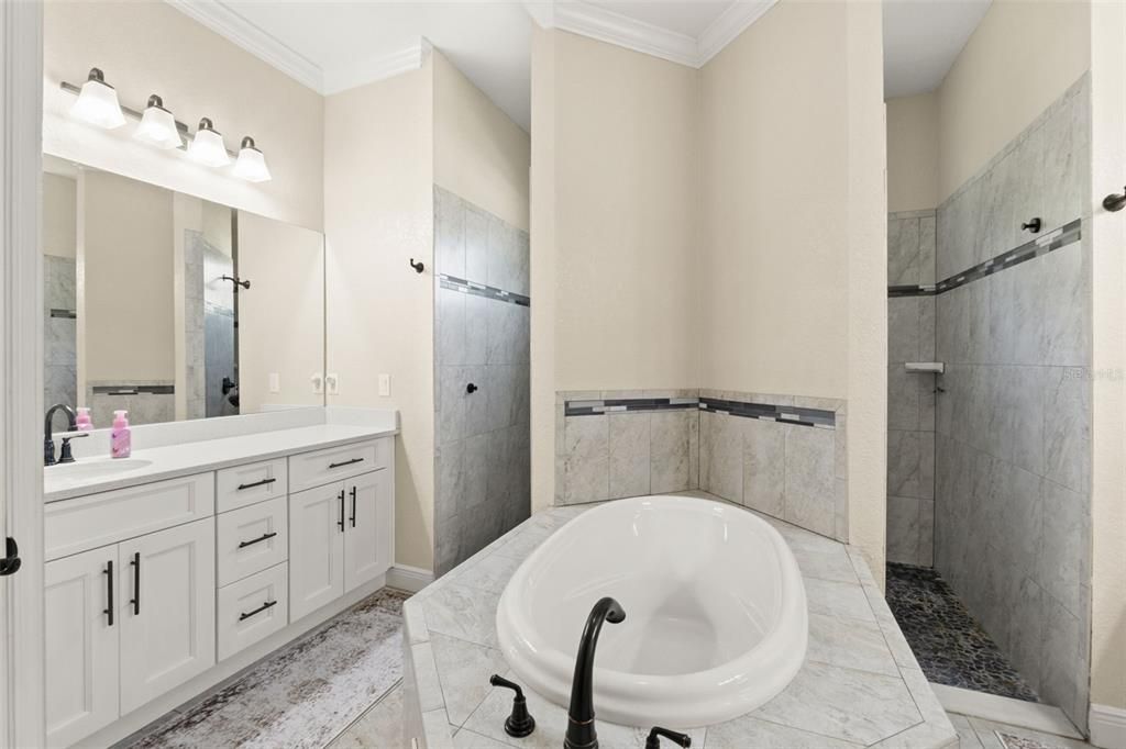 Activo con contrato: $699,000 (5 camas, 3 baños, 2730 Pies cuadrados)