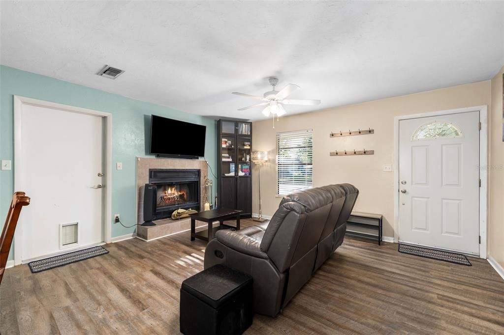 Active With Contract: $259,000 (3 beds, 2 baths, 1128 Square Feet)