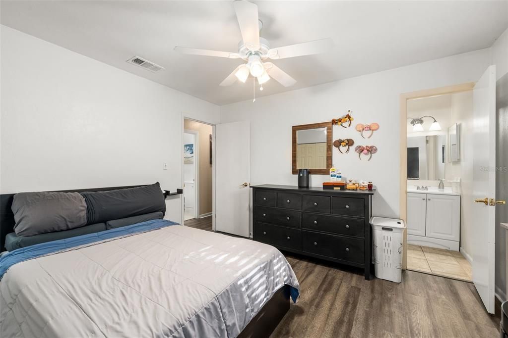 Active With Contract: $259,000 (3 beds, 2 baths, 1128 Square Feet)