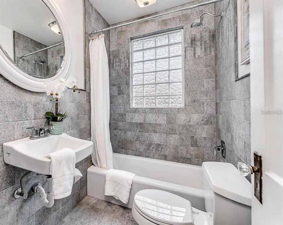 For Sale: $299,999 (2 beds, 1 baths, 832 Square Feet)