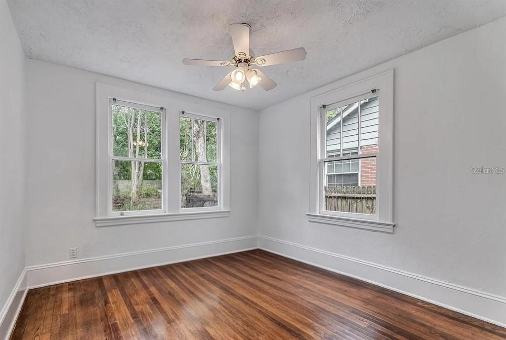 For Sale: $299,999 (2 beds, 1 baths, 832 Square Feet)