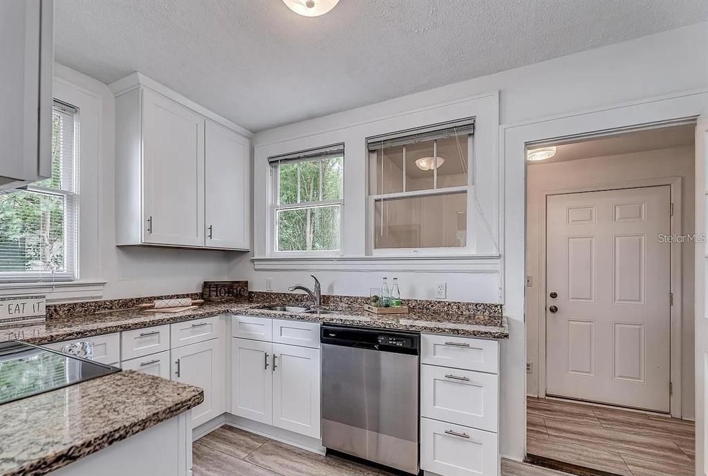 For Sale: $299,999 (2 beds, 1 baths, 832 Square Feet)
