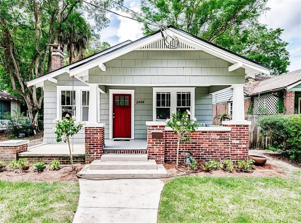 For Sale: $299,999 (2 beds, 1 baths, 832 Square Feet)
