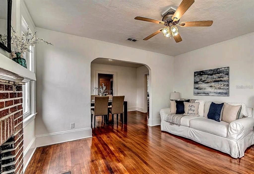 For Sale: $299,999 (2 beds, 1 baths, 832 Square Feet)