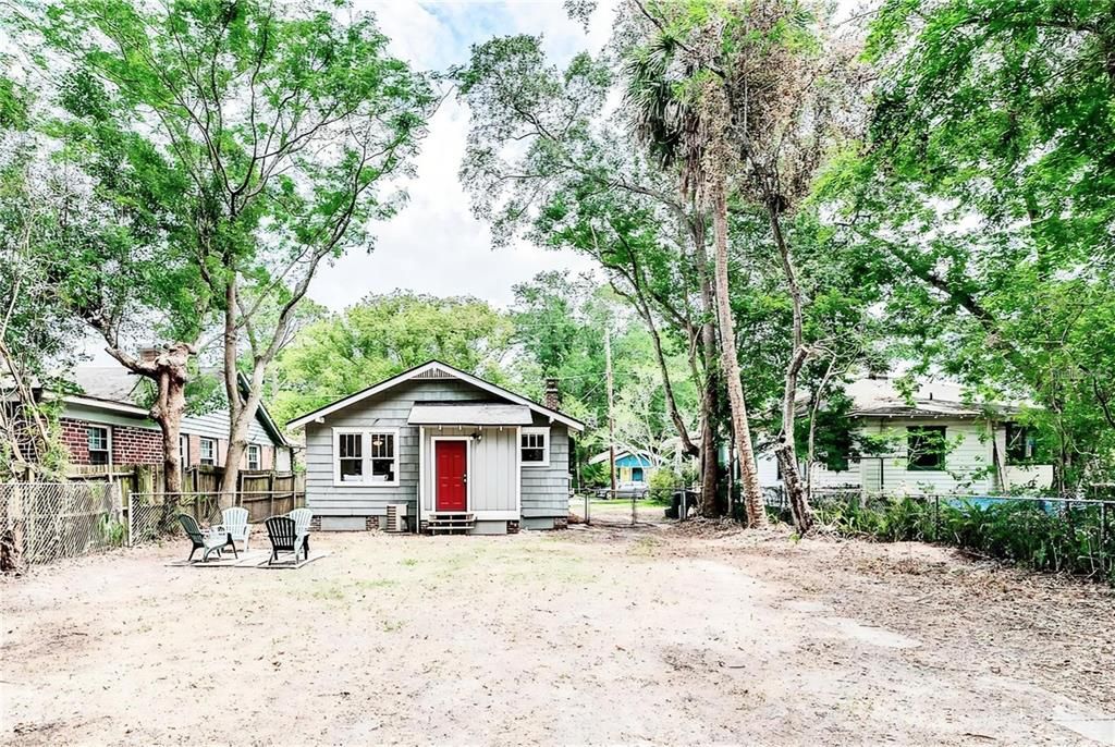 For Sale: $299,999 (2 beds, 1 baths, 832 Square Feet)
