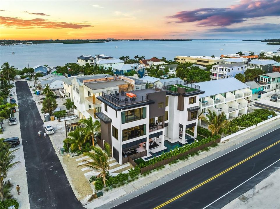 На продажу: $6,295,000 (6 спален, 5 ванн, 3375 Квадратных фут)