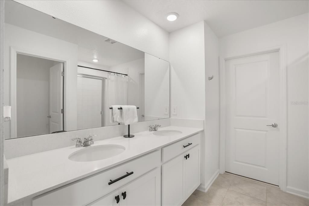 Activo con contrato: $375,000 (4 camas, 2 baños, 2600 Pies cuadrados)
