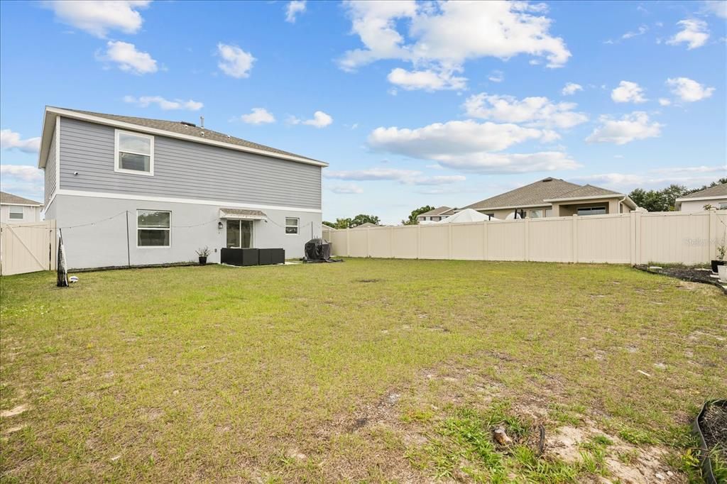 Activo con contrato: $375,000 (4 camas, 2 baños, 2600 Pies cuadrados)