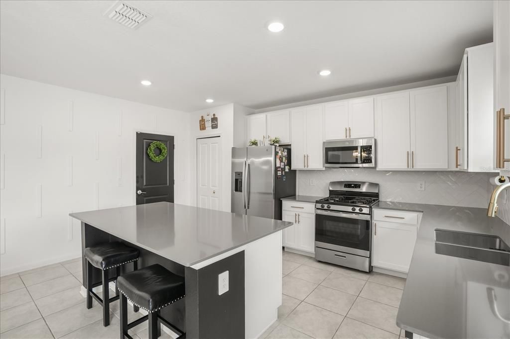 Activo con contrato: $375,000 (4 camas, 2 baños, 2600 Pies cuadrados)