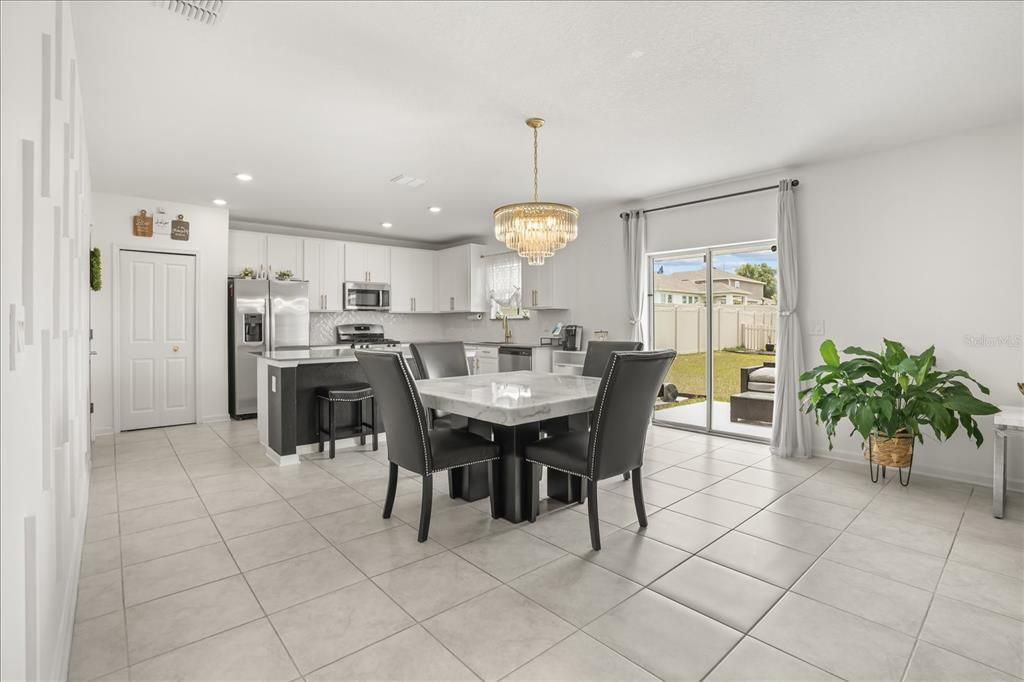Activo con contrato: $375,000 (4 camas, 2 baños, 2600 Pies cuadrados)
