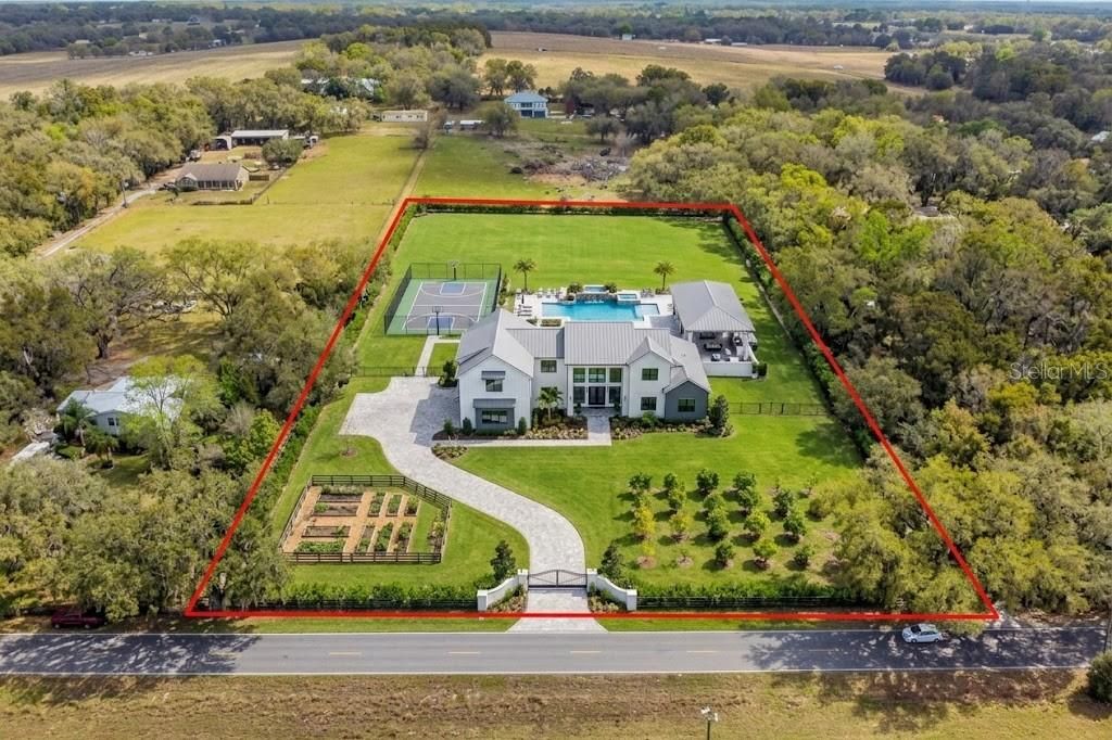 На продажу: $850,000 (4.89 acres)