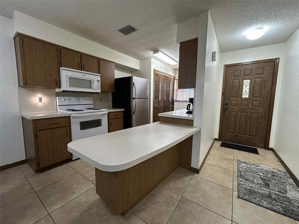Active With Contract: $179,900 (2 beds, 1 baths, 884 Square Feet)