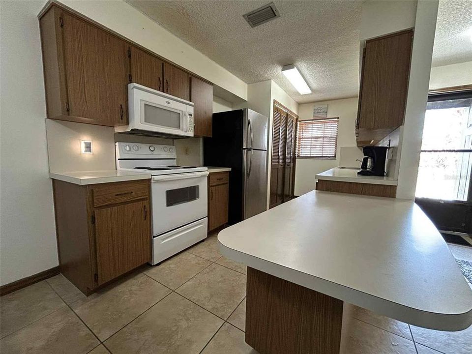 Active With Contract: $179,900 (2 beds, 1 baths, 884 Square Feet)