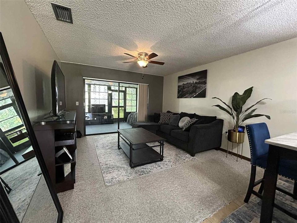 Active With Contract: $179,900 (2 beds, 1 baths, 884 Square Feet)