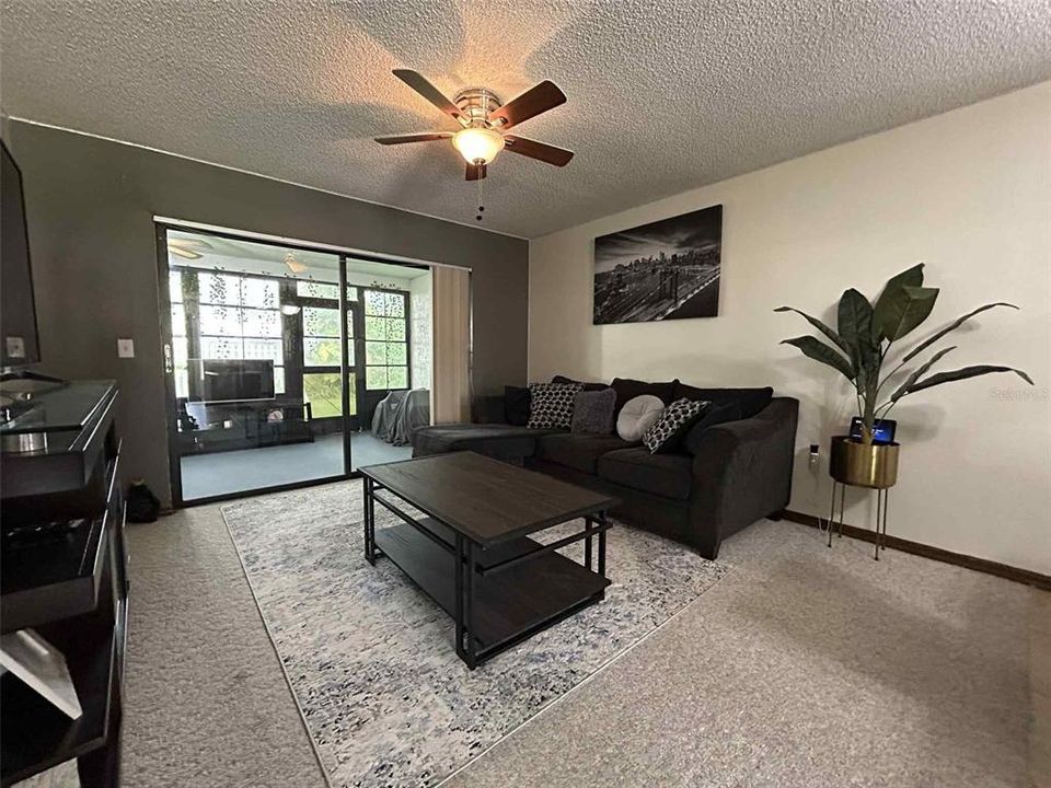 Active With Contract: $179,900 (2 beds, 1 baths, 884 Square Feet)
