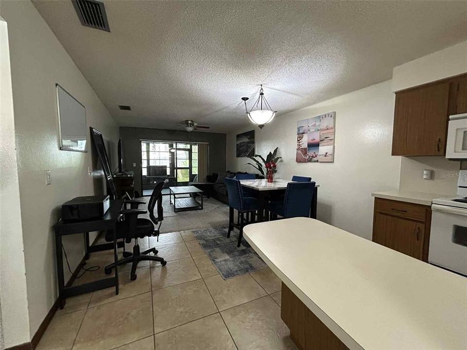 Active With Contract: $179,900 (2 beds, 1 baths, 884 Square Feet)