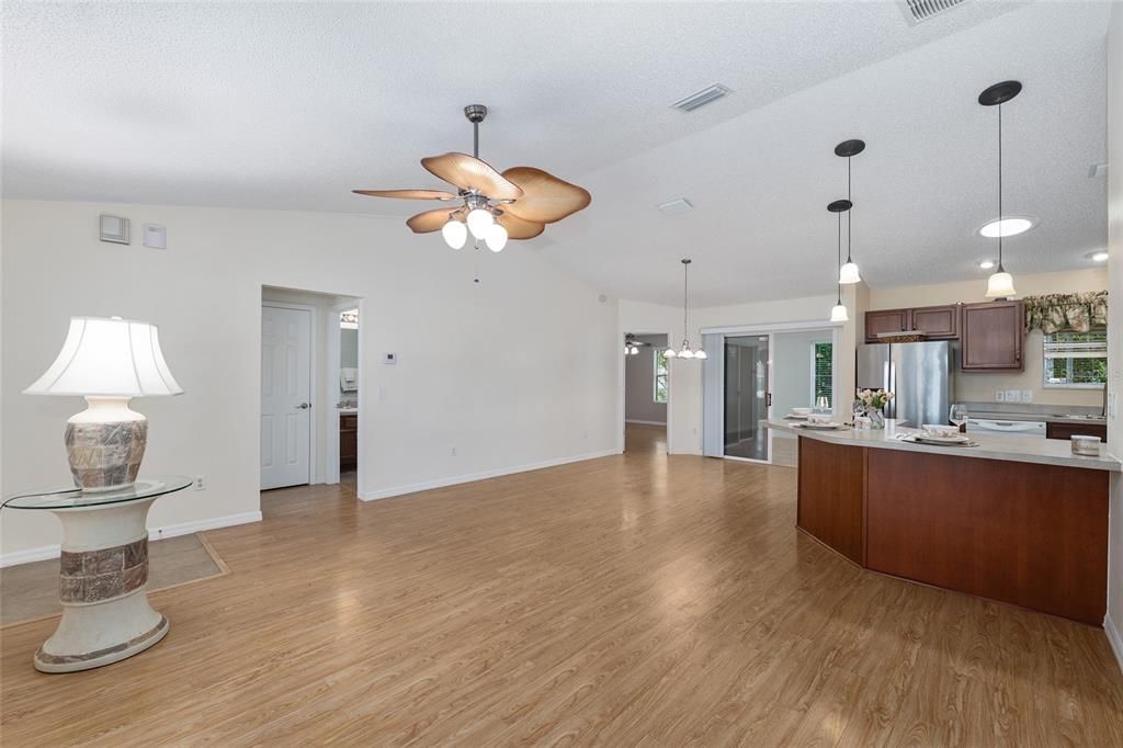 Active With Contract: $289,000 (2 beds, 2 baths, 1388 Square Feet)