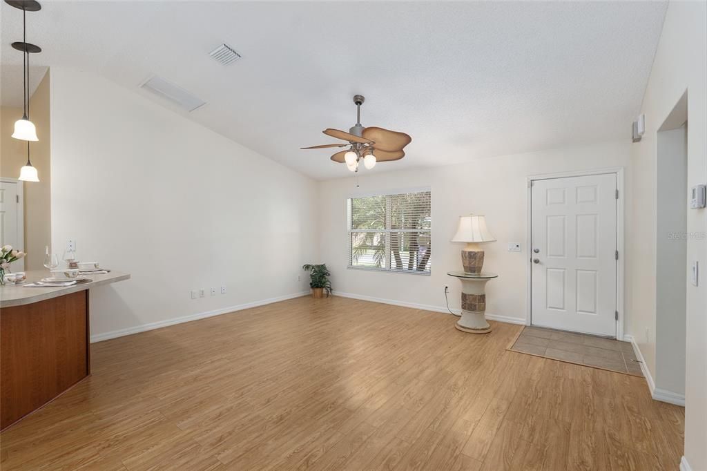 Active With Contract: $289,000 (2 beds, 2 baths, 1388 Square Feet)