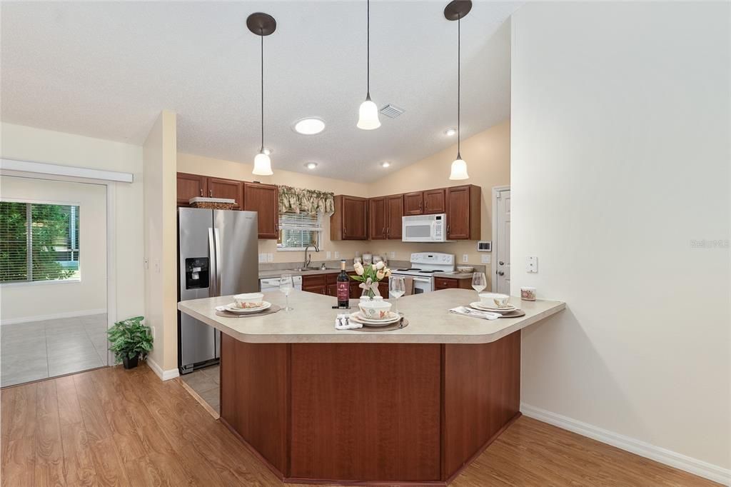 Active With Contract: $289,000 (2 beds, 2 baths, 1388 Square Feet)