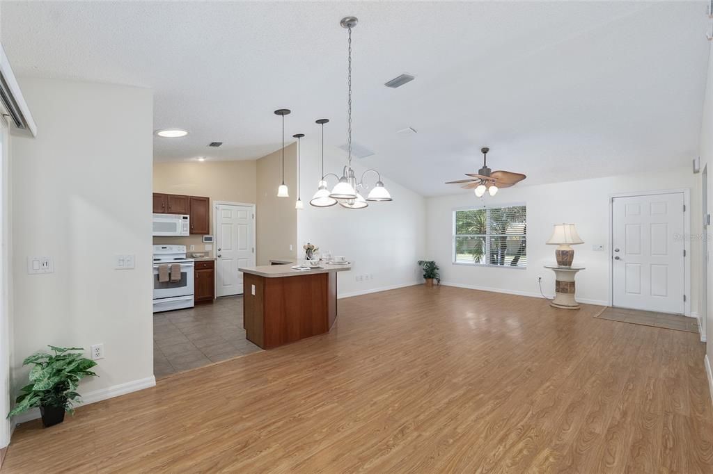Active With Contract: $289,000 (2 beds, 2 baths, 1388 Square Feet)