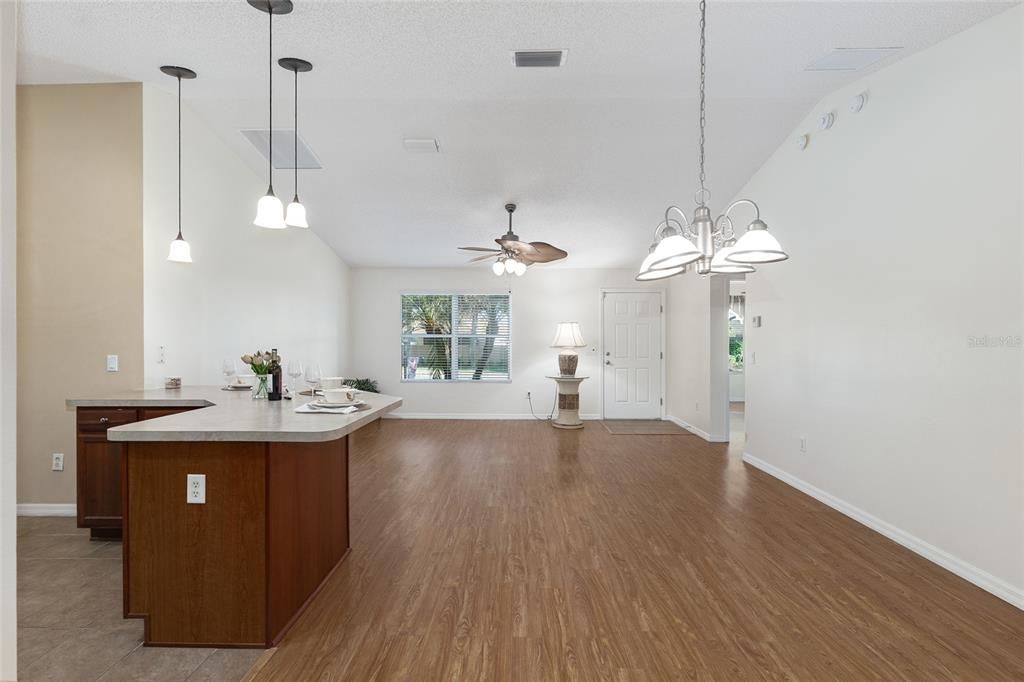 Active With Contract: $289,000 (2 beds, 2 baths, 1388 Square Feet)