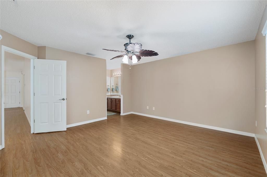 Active With Contract: $289,000 (2 beds, 2 baths, 1388 Square Feet)