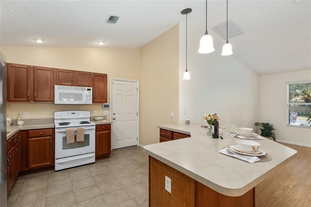 Active With Contract: $289,000 (2 beds, 2 baths, 1388 Square Feet)