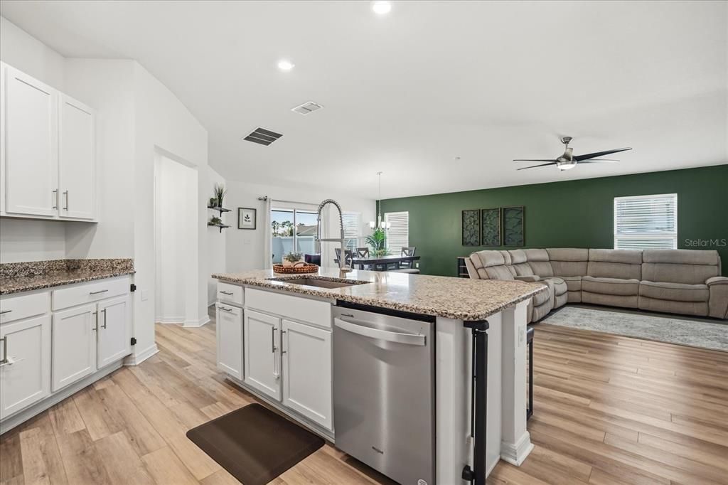 Activo con contrato: $399,900 (4 camas, 2 baños, 2025 Pies cuadrados)