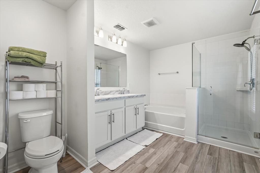Activo con contrato: $399,900 (4 camas, 2 baños, 2025 Pies cuadrados)