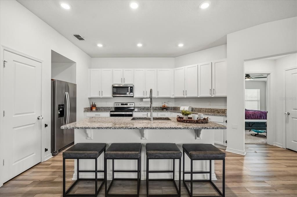 Activo con contrato: $399,900 (4 camas, 2 baños, 2025 Pies cuadrados)