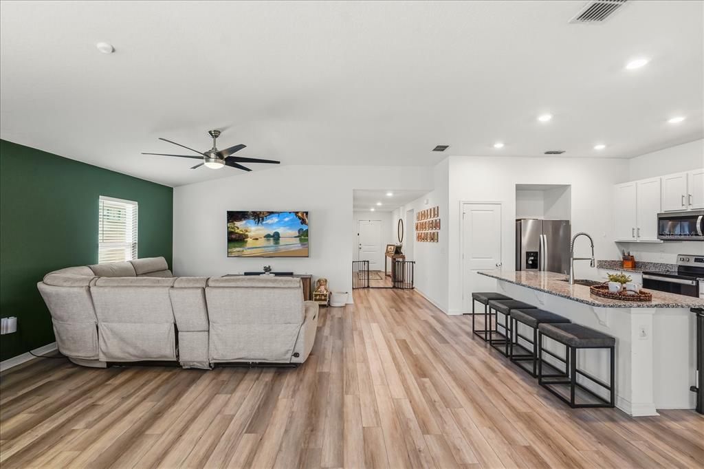 Activo con contrato: $399,900 (4 camas, 2 baños, 2025 Pies cuadrados)