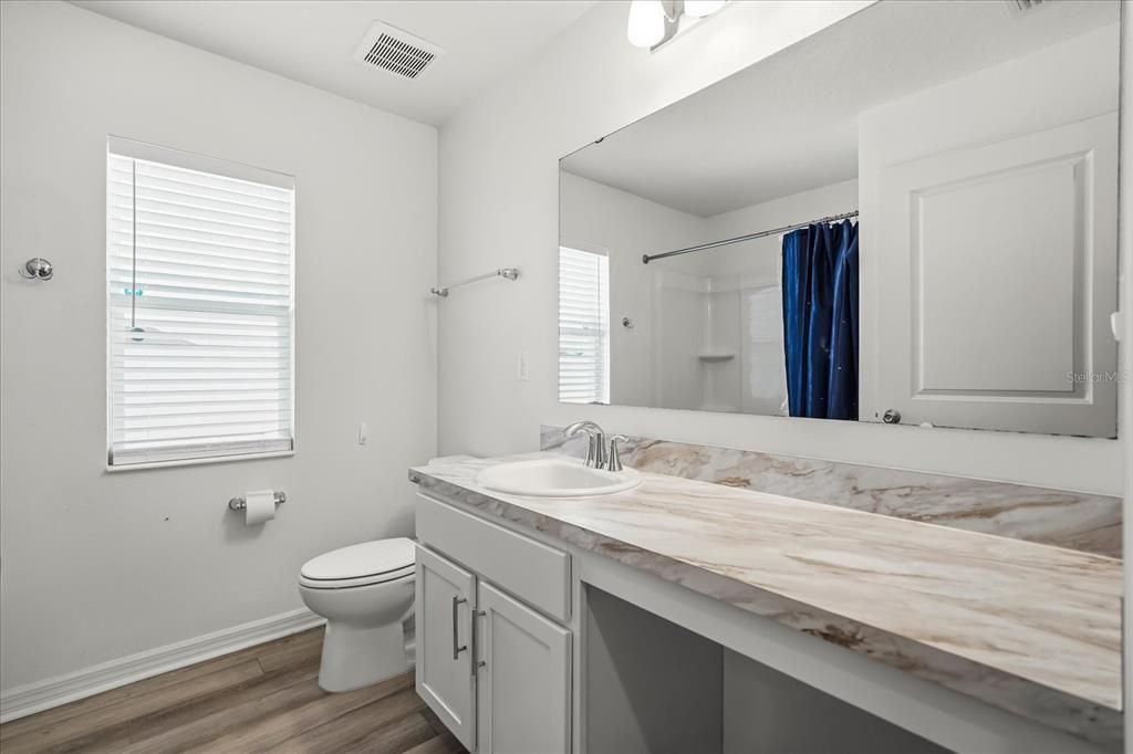 Activo con contrato: $399,900 (4 camas, 2 baños, 2025 Pies cuadrados)