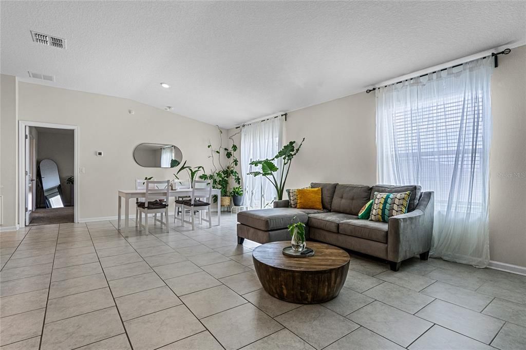 En Venta: $225,000 (3 camas, 2 baños, 1555 Pies cuadrados)