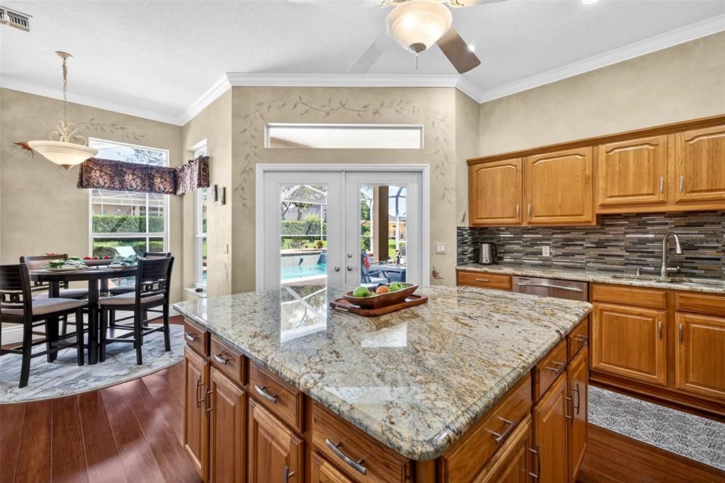 Activo con contrato: $569,999 (3 camas, 2 baños, 2449 Pies cuadrados)