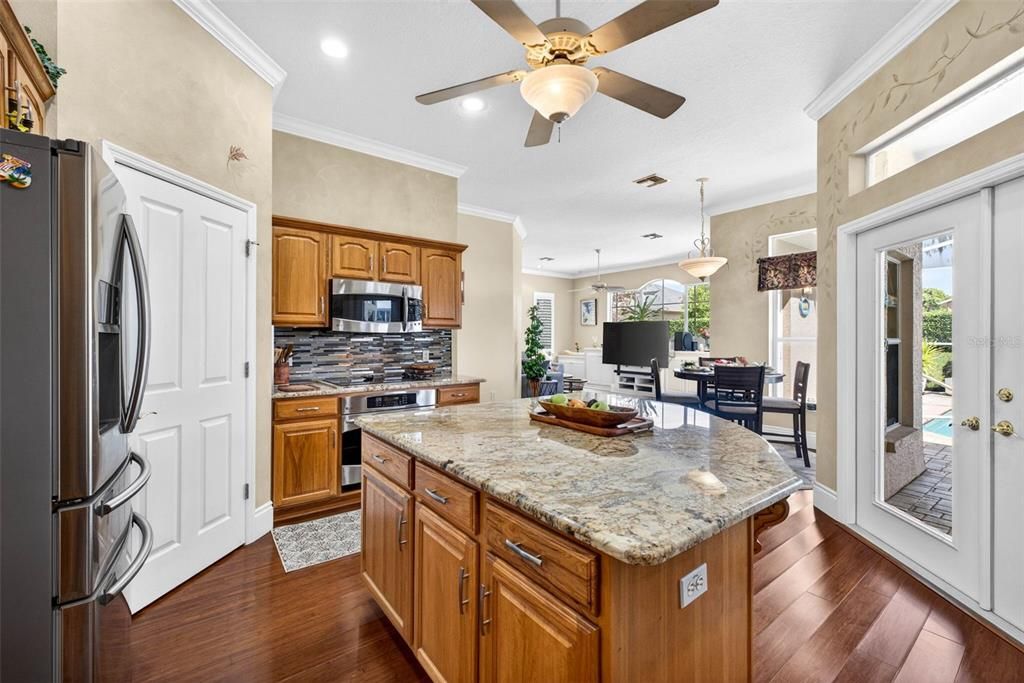Activo con contrato: $569,999 (3 camas, 2 baños, 2449 Pies cuadrados)