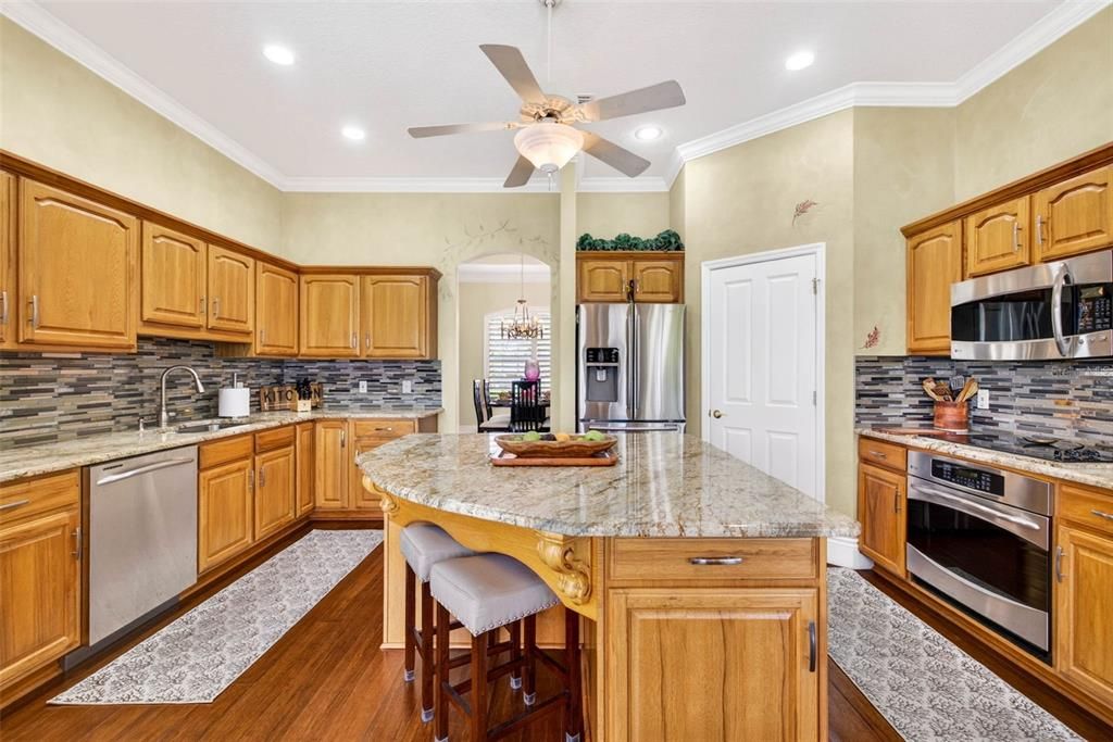 Activo con contrato: $569,999 (3 camas, 2 baños, 2449 Pies cuadrados)