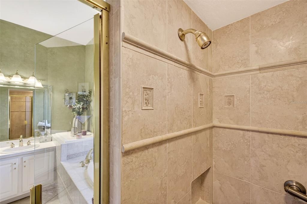 Activo con contrato: $569,999 (3 camas, 2 baños, 2449 Pies cuadrados)