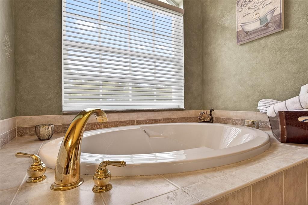 Activo con contrato: $569,999 (3 camas, 2 baños, 2449 Pies cuadrados)