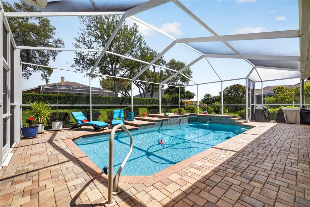 Activo con contrato: $569,999 (3 camas, 2 baños, 2449 Pies cuadrados)