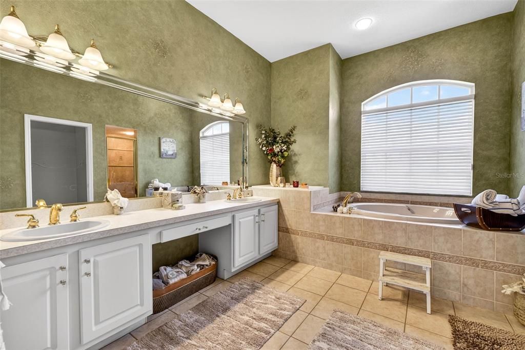 Activo con contrato: $569,999 (3 camas, 2 baños, 2449 Pies cuadrados)
