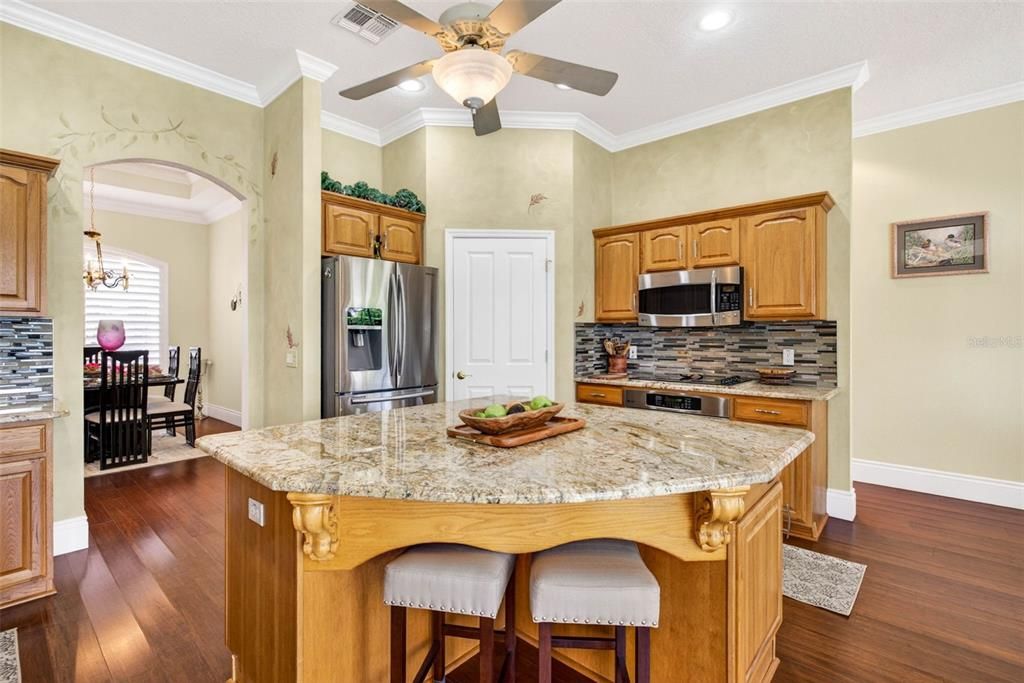 Activo con contrato: $569,999 (3 camas, 2 baños, 2449 Pies cuadrados)
