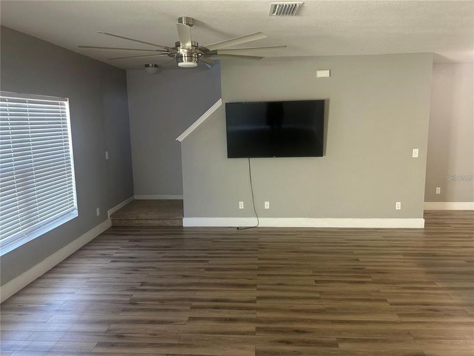 For Sale: $319,900 (4 beds, 2 baths, 1949 Square Feet)