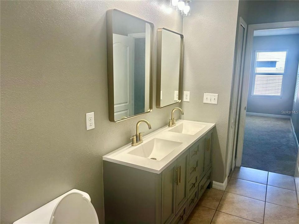 For Sale: $319,900 (4 beds, 2 baths, 1949 Square Feet)