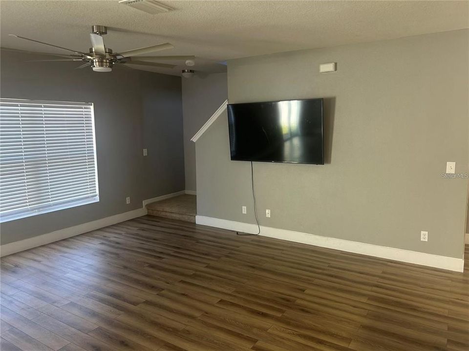 For Sale: $319,900 (4 beds, 2 baths, 1949 Square Feet)