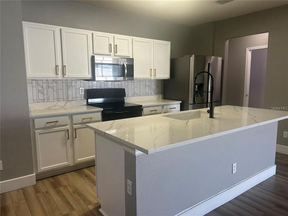 For Sale: $319,900 (4 beds, 2 baths, 1949 Square Feet)