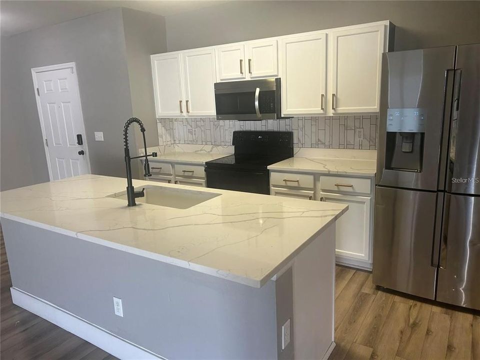 For Sale: $319,900 (4 beds, 2 baths, 1949 Square Feet)