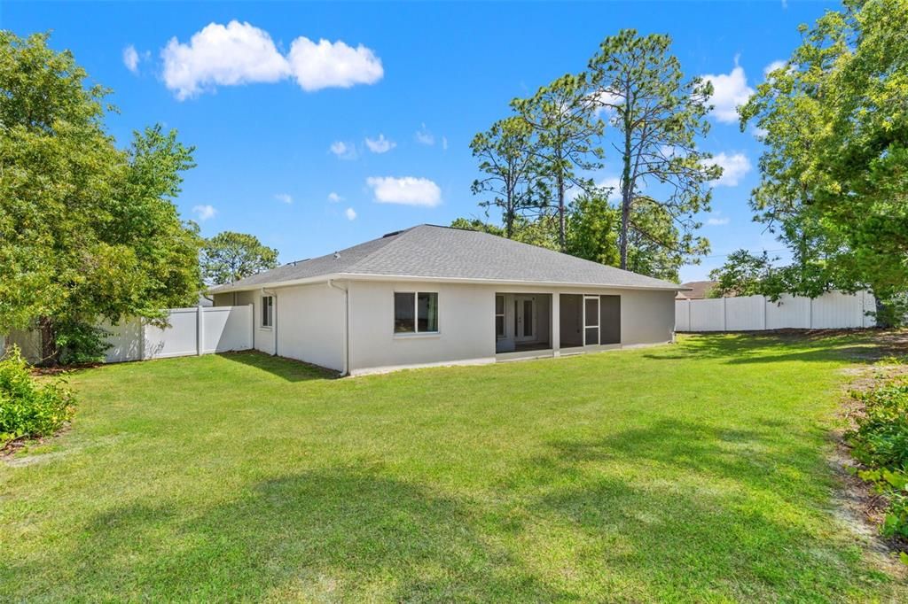 Activo con contrato: $350,000 (3 camas, 2 baños, 1889 Pies cuadrados)