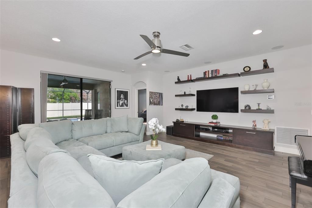 For Sale: $599,000 (4 beds, 4 baths, 2641 Square Feet)